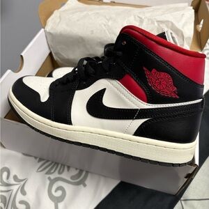 Air Jordan 1 mid Gym Red and black 9.5